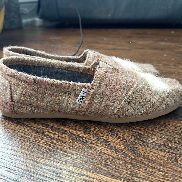 NEVER WORN TOMS. 👟❤️ - Picture 2 of 4